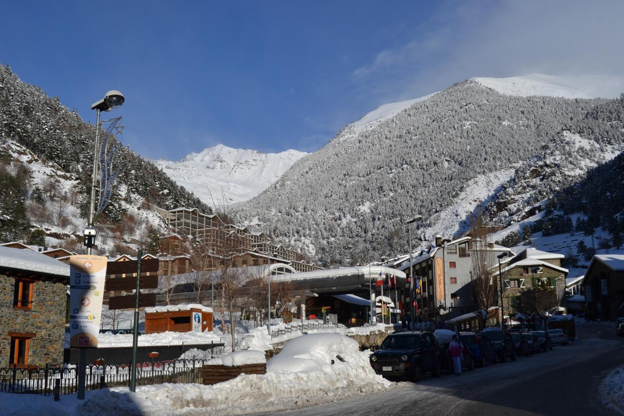 Apartamentos Turisticos Poblado Arinsal Kültér fotó